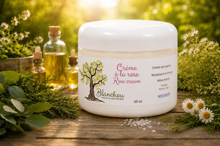 crème à la rose artisanale fabriquée à Cowansville par La Savonnerie Blanchou, présentée dans un pot de 60 ml et dans un décor naturel lumineux avec huiles végétales et végétation fraîche.