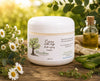 crème anti-âge 120 ml artisanale fabriquée à Cowansville par La Savonnerie Blanchou, présentée dans un pot de 60 ml et dans un décor naturel lumineux avec huiles végétales et végétation fraîche.