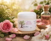 crème anti-âge artisanale fabriquée à Cowansville par La Savonnerie Blanchou, présentée dans un pot de 120 ml et dans un décor naturel lumineux avec huiles végétales et végétation fraîche.