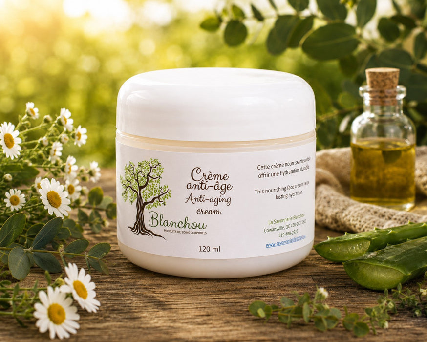 crème anti-âge 120 ml artisanale fabriquée à Cowansville par La Savonnerie Blanchou, présentée dans un pot de 60 ml et dans un décor naturel lumineux avec huiles végétales et végétation fraîche.
