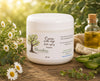crème anti-âge artisanale fabriquée à Cowansville par La Savonnerie Blanchou, présentée dans un pot de 60 ml et dans un décor naturel lumineux avec huiles végétales et végétation fraîche.