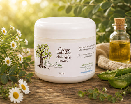 crème anti-âge artisanale fabriquée à Cowansville par La Savonnerie Blanchou, présentée dans un pot de 60 ml et dans un décor naturel lumineux avec huiles végétales et végétation fraîche.