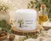 crème de jour artisanale fabriquée à Cowansville par La Savonnerie Blanchou, présentée dans un pot de 120 ml et dans un décor naturel lumineux avec huiles végétales et végétation fraîche.