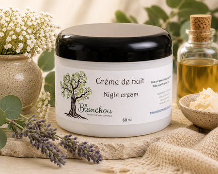Crème de nuit naturelle Blanchou 60 ml présentée dans un décor spa naturel avec ingrédients de soin du visage.