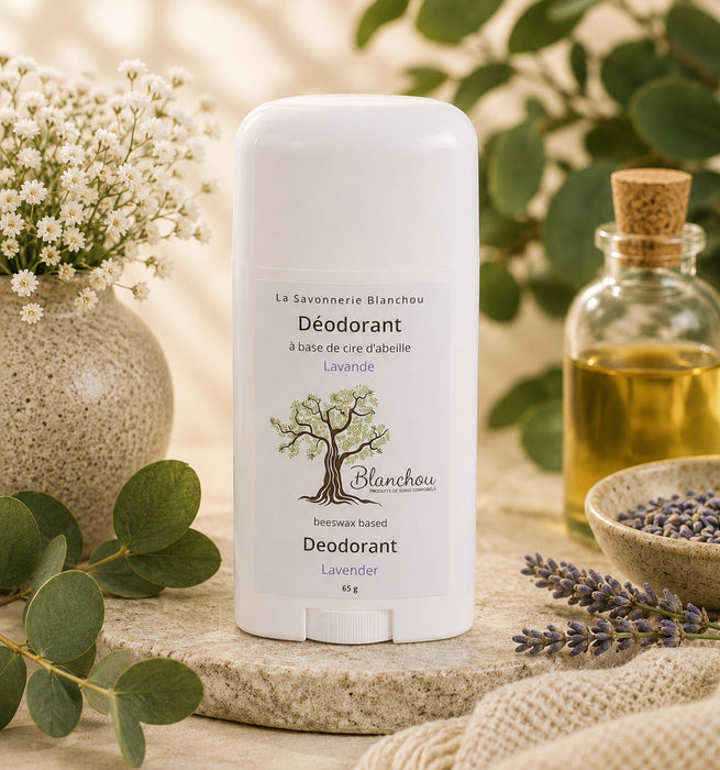 Déodorant naturel à la lavande à base de cire d'abeille de La Savonnerie Blanchou, présenté dans un décor botanique avec lavande et huile naturelle.