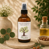 Huile de jojoba biologique Blanchou présentée dans une bouteille ambrée avec pompe de soin, dans un décor naturel évoquant les soins de la peau et des cheveux.