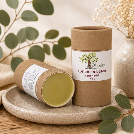 Lotion en bâton hydratante de La Savonnerie Blanchou présentée dans un tube écologique en carton, avec une formule solide nourrissante pour tous les types de peau.