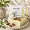 Savon artisanal à l’amande douce de La Savonnerie Blanchou présenté avec amandes naturelles dans une ambiance spa lumineuse et apaisante