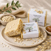 Savon artisanal avoine et miel de La Savonnerie Blanchou présenté avec flocons d’avoine et miel dans une ambiance naturelle chaleureuse