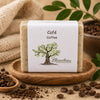 Savon artisanal au café Blanchou présenté dans une ambiance chaleureuse avec grains de café naturels