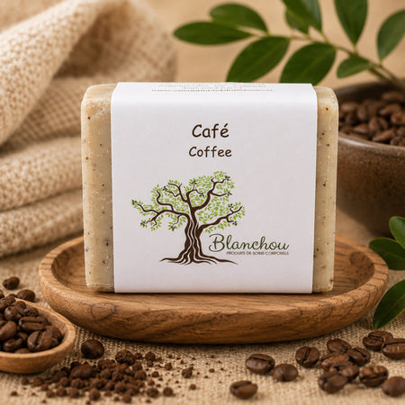 Savon artisanal au café Blanchou présenté dans une ambiance chaleureuse avec grains de café naturels
