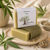 Savon artisanal au chanvre de La Savonnerie Blanchou présenté dans une ambiance naturelle avec feuilles et graines de chanvre