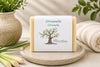 Savon artisanal à la citronnelle de La Savonnerie Blanchou présenté dans une ambiance naturelle avec tiges de citronnelle et décor apaisant