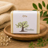 Savon Elfe artisanal Blanchou présenté dans une ambiance naturelle chaleureuse