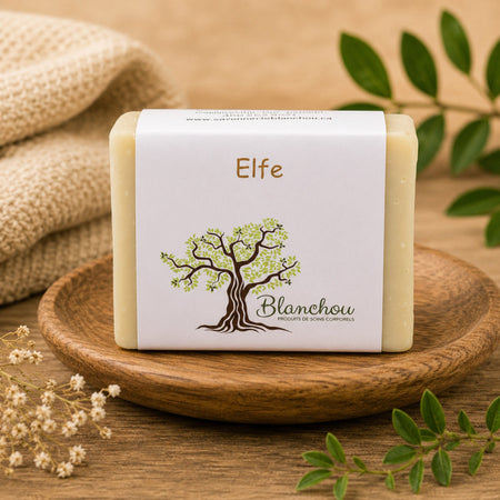 Savon Elfe artisanal Blanchou présenté dans une ambiance naturelle chaleureuse