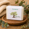 Savon artisanal à l’eucalyptus Blanchou présenté dans une ambiance naturelle et apaisante
