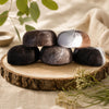 Savons feutrés artisanaux de La Savonnerie Blanchou présentés dans une ambiance naturelle chaleureuse avec laine feutrée et textures douces
