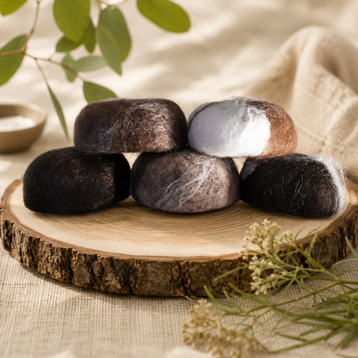 Savons feutrés artisanaux de La Savonnerie Blanchou présentés dans une ambiance naturelle chaleureuse avec laine feutrée et textures douces