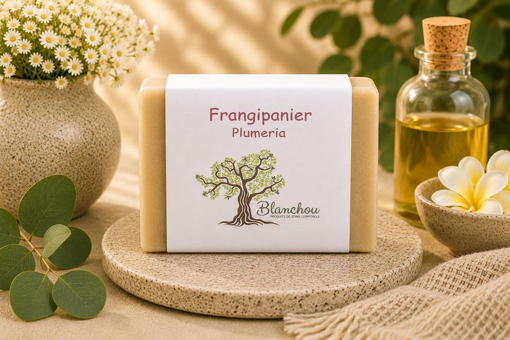 Savon artisanal au frangipanier de La Savonnerie Blanchou fabriqué à Cowansville avec parfum floral exotique