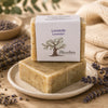 Savon artisanal à la lavande de La Savonnerie Blanchou présenté avec fleurs de lavande dans une ambiance naturelle apaisante