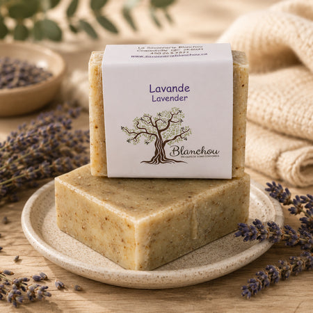 Savon artisanal à la lavande de La Savonnerie Blanchou présenté avec fleurs de lavande dans une ambiance naturelle apaisante