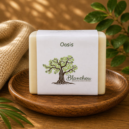 Savon artisanal Oasis de La Savonnerie Blanchou présenté dans une ambiance naturelle chaleureuse et végétale