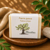 Savon artisanal à la pierre ponce de La Savonnerie Blanchou présenté avec pierre volcanique dans une ambiance naturelle chaleureuse