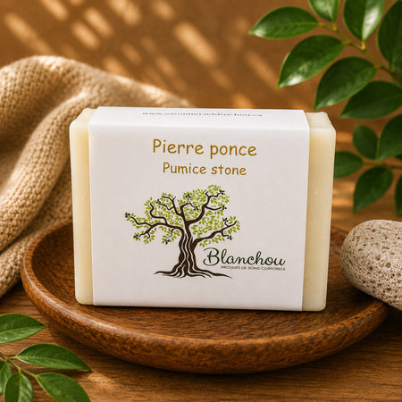 Savon artisanal à la pierre ponce de La Savonnerie Blanchou présenté avec pierre volcanique dans une ambiance naturelle chaleureuse
