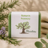 Savon vert naturel au romarin présenté dans une ambiance spa douce et naturelle