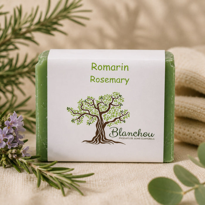 Savon vert naturel au romarin présenté dans une ambiance spa douce et naturelle