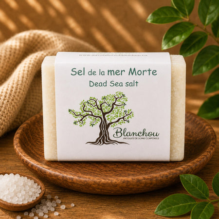 Savon artisanal au sel de la mer Morte de La Savonnerie Blanchou présenté avec cristaux de sel dans une ambiance naturelle chaleureuse