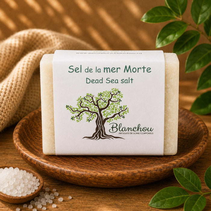 Savon artisanal au sel de la mer Morte de La Savonnerie Blanchou présenté avec cristaux de sel dans une ambiance naturelle chaleureuse