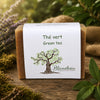 Savon artisanal au thé vert de La Savonnerie Blanchou présenté dans une ambiance naturelle chaleureuse et végétale