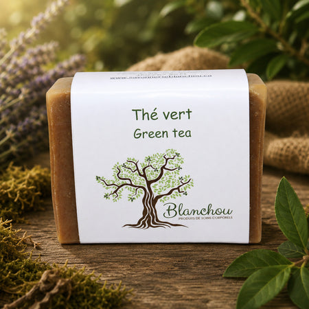 Savon artisanal au thé vert de La Savonnerie Blanchou présenté dans une ambiance naturelle chaleureuse et végétale