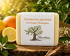 Shampoing solide aux agrumes de La Savonnerie Blanchou présenté dans une ambiance naturelle chaleureuse avec citron et orange