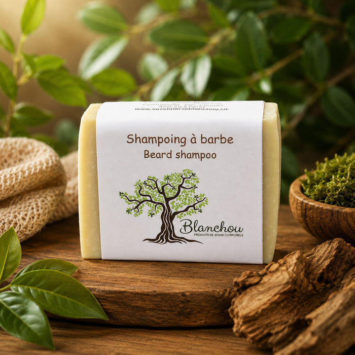 Shampoing à barbe artisanal de La Savonnerie Blanchou présenté dans une ambiance naturelle chaleureuse avec éléments boisés